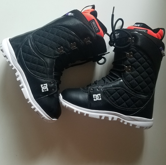 DC Snowboarding Black quilted boots Unisex size 7 - Picture 6 of 13